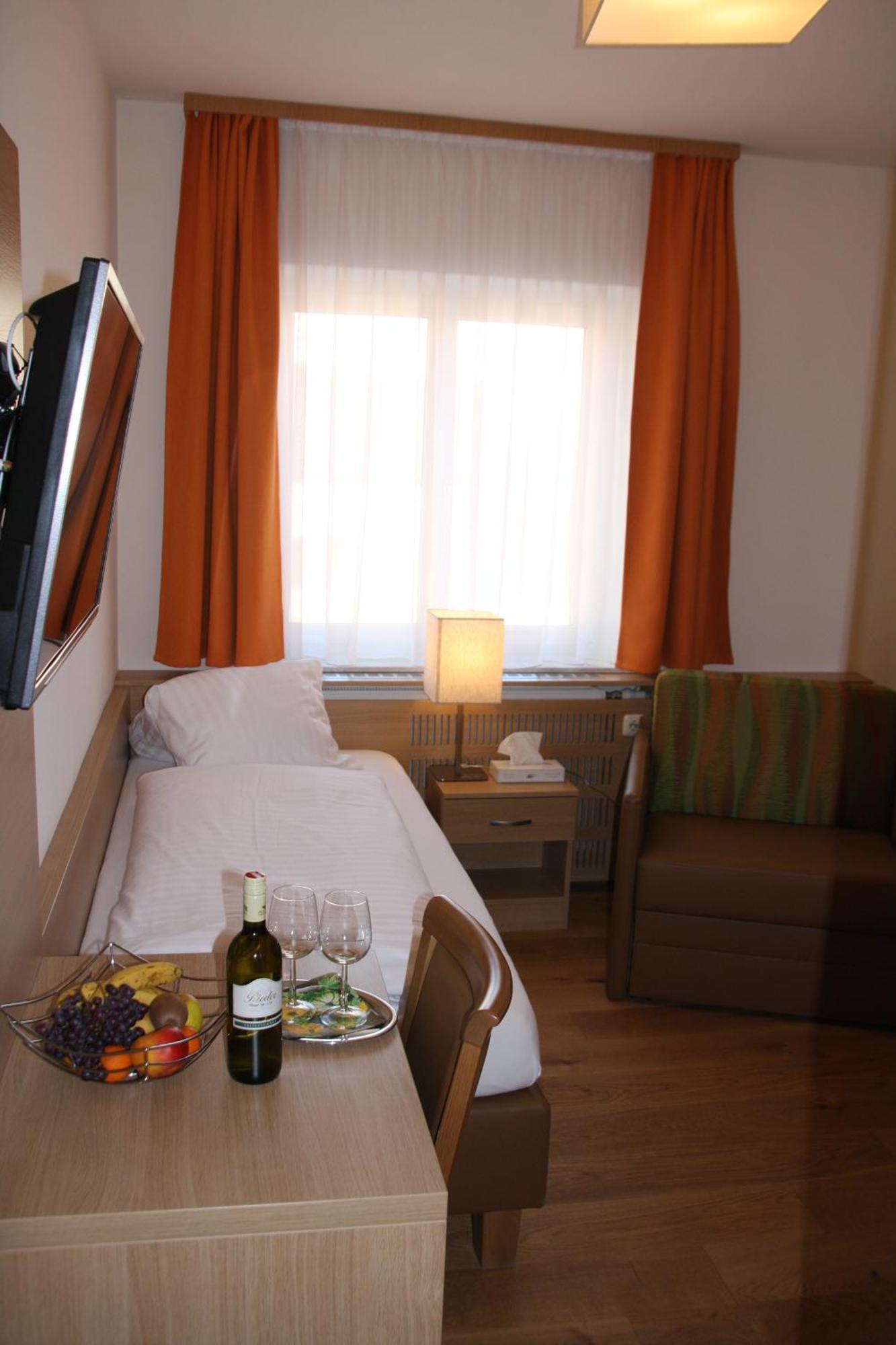 Weinhotel Rieder ポイスドルフ エクステリア 写真